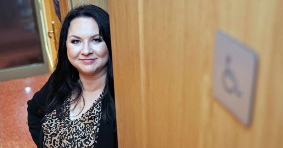 Dr Magdalena Cyrklaff-Gorczyca stoi obok otwartych drzwi