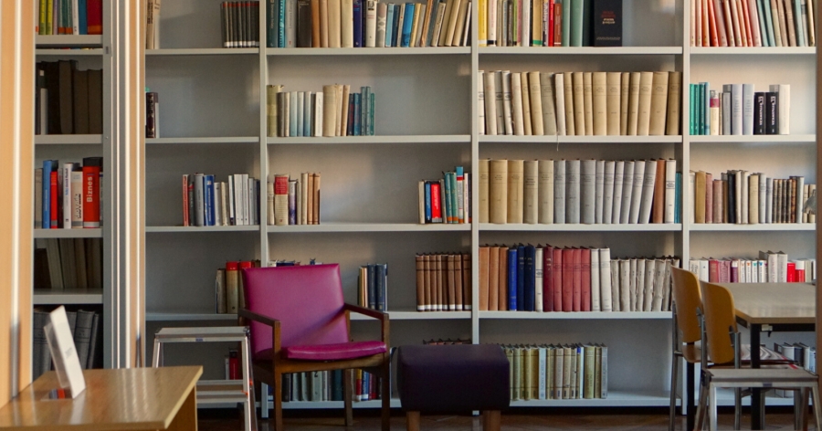 Wnętrze Biblioteki w Collegium Maius. Regały z książkami.