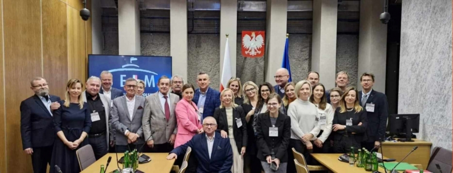 obrazek: Goście i gościnie spotkania wraz z Prezydium Zespołu. 