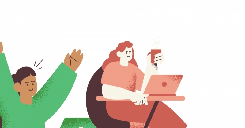 Ilustracja przedstawia dwie osoby w biurze: siedzącą kobietę pracującą przy laptopie i trzymającą kubek z gorącym napojem oraz osobę obok, która podnosi rękę, jakby chciała zabrać głos.