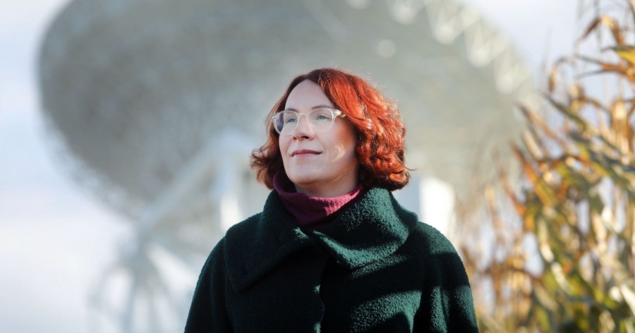 Dr Agata Karska na tle radioteleskopu w podtoruńskich Piwnicach