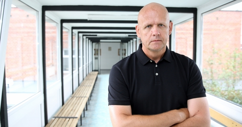 Prof. dr hab. Artur Terzyk stojący w korytarzu Wydziału Chemii 
