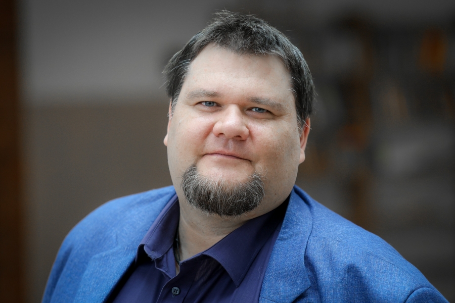 Portret młodego mężczyzny z krótką brodą, w niebieskiej marynarce