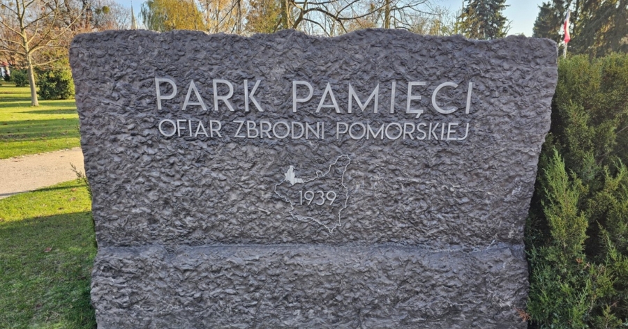 Zdjęcie prostokątnego głazu z umocowanymi na nim metalowymi literami z nazwą Parku i konturem granic przedwojennej Polski