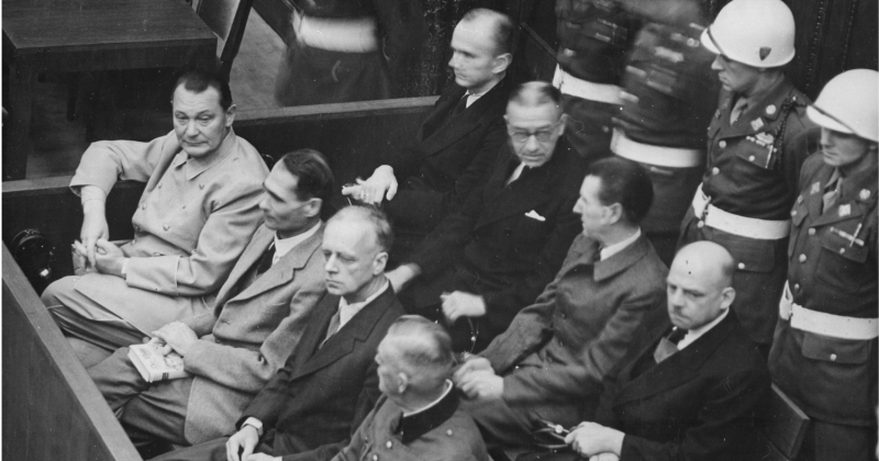 Ława oskarżonych w Norymberdze. Od lewej w pierwszym rzędzie: Göring, Hess, Ribbentrop, Keitel, w drugim rzędzie: Dönitz, Raeder, Schirach, Sauckel