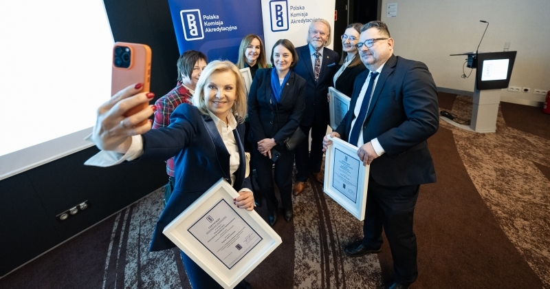 Grupa ludzi robiący sobie selfie i trzymająca w dłoniach certyfikaty