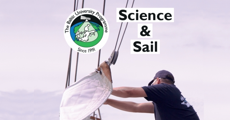 Żeglarz trzymający żagiel, w tle niebo. Logo the Baltic University Programme (kula ziemska z podświetlonym fragmentem z państwami bałtyckimi). Napis Science and Sail.
