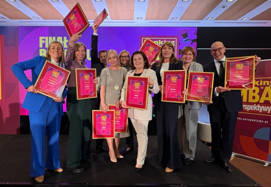 Zdjęcie z Gali Rankingu MBA Perspektywy 2025, Agnieszka Żur - Uniwersytet Ekonomiczny w Krakowie, Maja Kiba-Janiak - Uniwersytet Ekonomiczny we Wrocławiu, Tomasz Ludwicki - Uniwersytet Warszawski, Anna Matysek - Uniwersytet Ekonomiczny w Poznaniu, Beata Krawczyk-Bryłka - Politechnika Gdańska, Sylwia Halas-Dej - Akademia Leona Koźmińskiego, Kamila Skrzypczyńska - Uniwersytet Mikołaja Kopernika w Toruniu, Grażyna Aniszewska - Szkoła Główna Handlowa, Rafał Mrówka - Szkoła Główna Handlowa