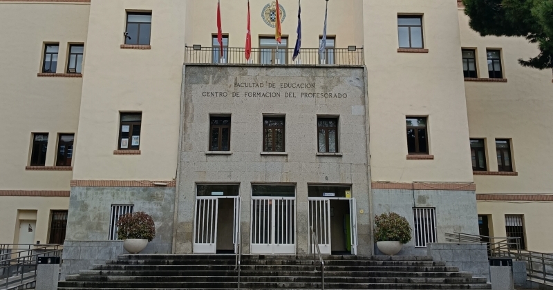 Duży budynek z jasną elewacją. Nad wejściem do budynku godło uniwersyteckie i napis: Facultad de Educación Centro de Formación del Profesorado.