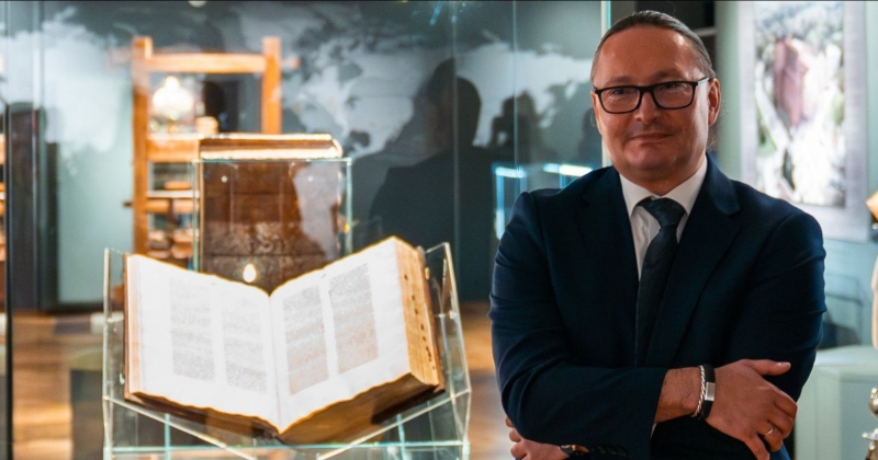 Dr. hab. Juliusz Raczkowski, professor at NCU, from the Faculty of Fine Arts, coordinator of the project "We Are Saving the Pelplin Gutenberg Bible"