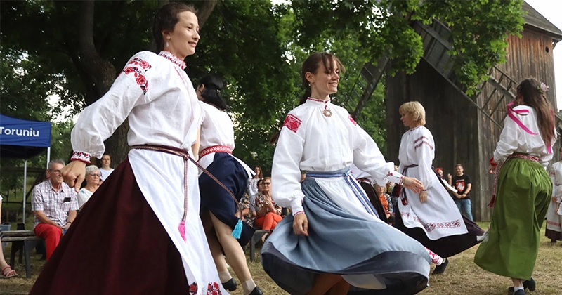 na zdjęciu grupa osób w tradycyjnych strojach w trakcie tańca