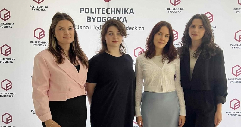 Reprezentantki Kosmetologicznej Organizacji Studenckiej na konferencji naukowej