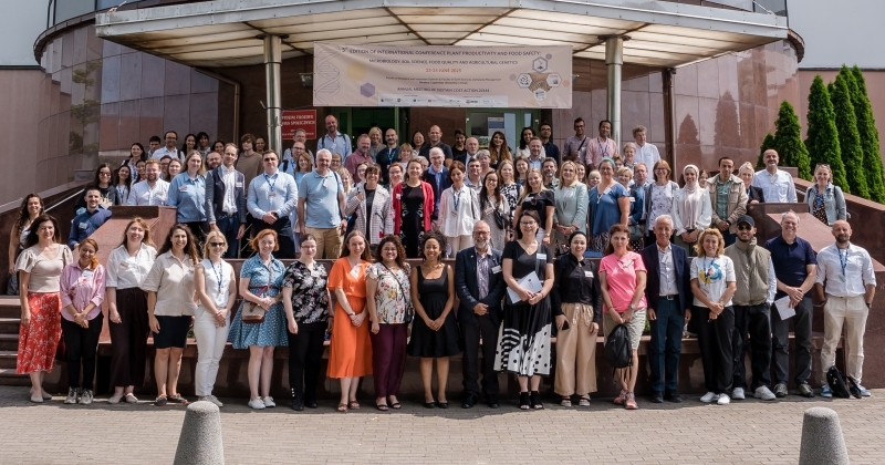 Zdjęcie grupowe uczestników konferencji