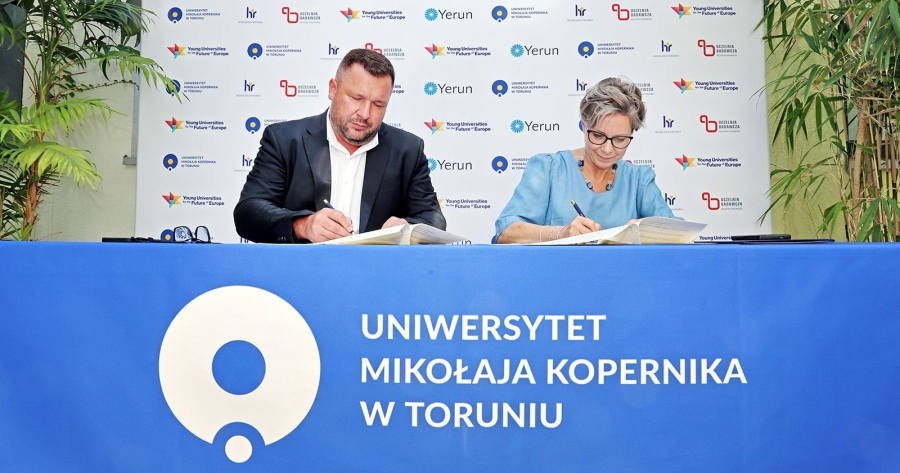 Prof. Joanna Kucharzewska i Michał Michalski podpisują umowy