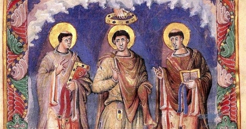 Średniowieczna miniatura przedstawiająca trzech stojących mężczyzn, a na głowę stojącego w środku ręka z obłoków nakłada koronę.