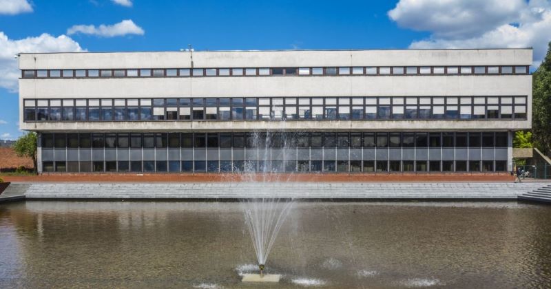 Budynek biblioteki od strony basenu, na środku basenu włączona jest fontanna