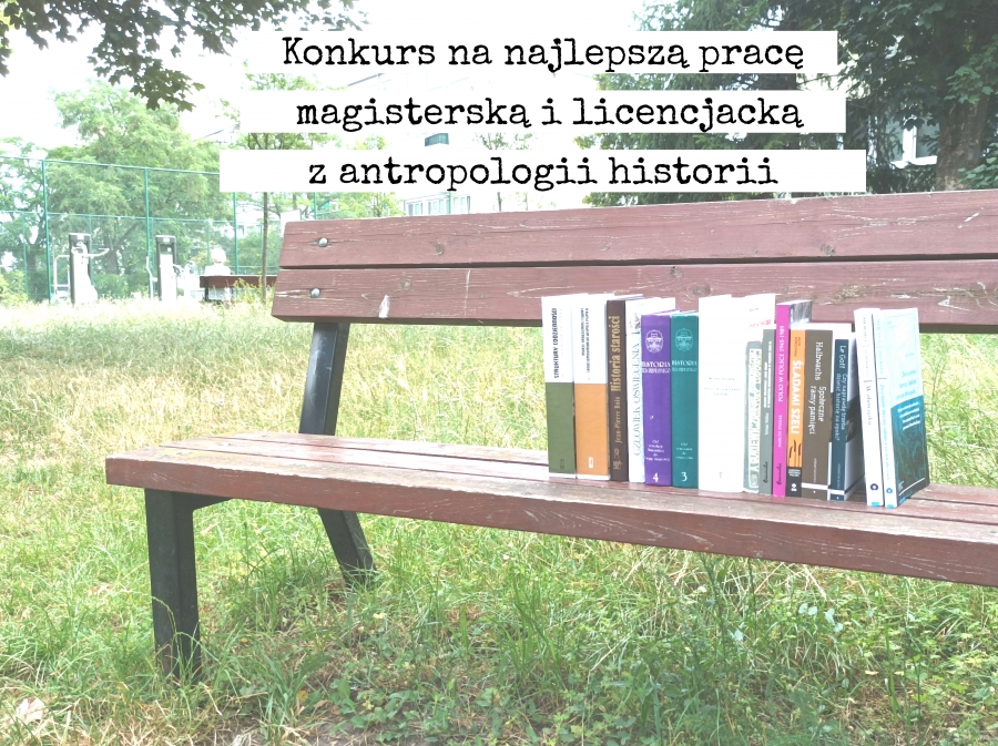 ławka w parku. na ławce leżą ksiązki
