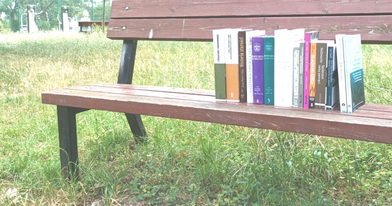 ławka w parku. na ławce leżą ksiązki