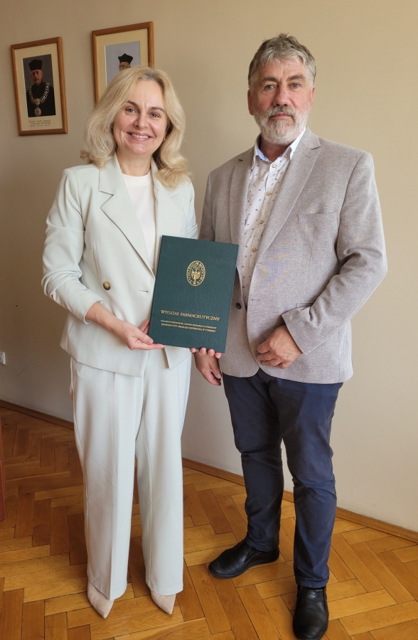 mgr farm. Beata Stasiak, Kujawsko-Pomorski Wojewódzki Inspektor Farmaceutyczny w Bydgoszczy, dr hab. Marek Foksiński, prof. UMK, Dziekan Wydziału Farmaceutycznego