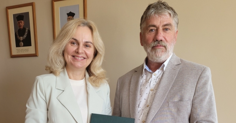 mgr farm. Beata Stasiak, Kujawsko-Pomorski Wojewódzki Inspektor Farmaceutyczny w Bydgoszczy, dr hab. Marek Foksiński, prof. UMK, Dziekan Wydziału Farmaceutycznego