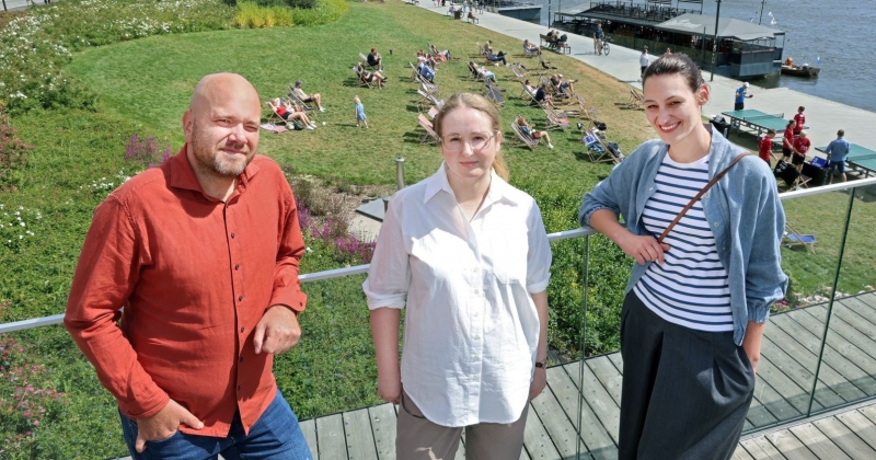 Na balkonie bulwaru Filadelfijskiego w Toruniu stoją od lewej: dr hab. Wojciech Goszczyński, prof. UMK, mgr Joanna Stankowska i mgr Joanna Suchomska