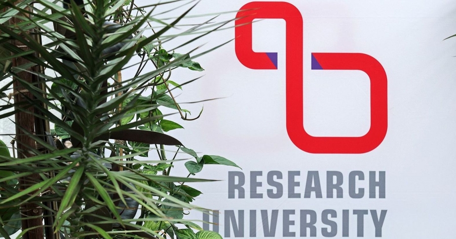 Logo Uczelni Badawczej w języku angielskim. Widać napis Research University
