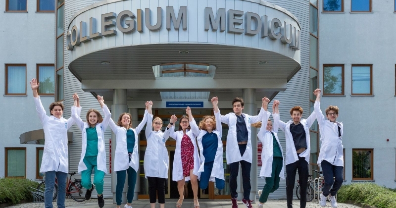 Studenci przed Budynkiem Wydziału Farmaceutycznego 