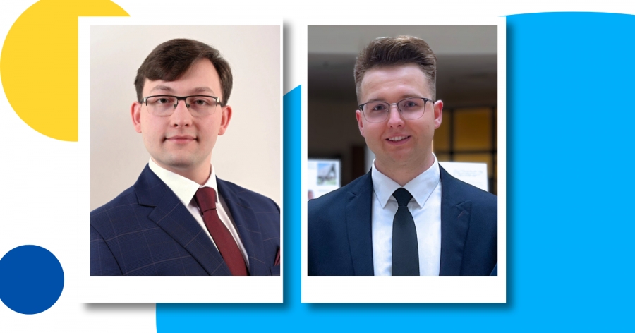 Na zdjęciu widoczni są dwaj młodzi mężczyźni w garniturach i okularach, przedstawieni w oficjalnych portretach na tle kolorowych, geometrycznych elementów graficznych.