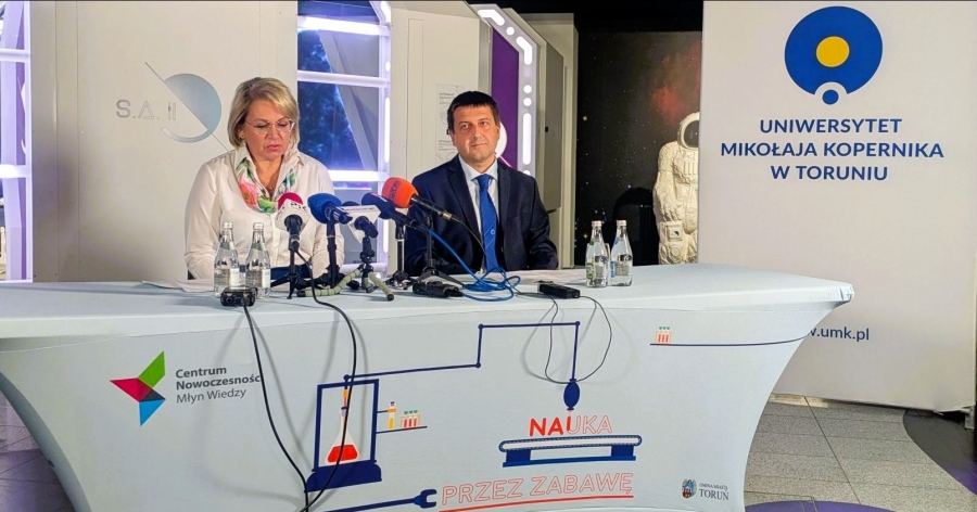 Za stołem, na tle baneru UMK siedzą od lewej dyrektorka Centrum Nowoczesności Młyn Wiedzy, dr Monika Wiśniewska i dyrektor Instytutu Fizyki UMK, dr hab. Piotr Masłowski, prof. UMK