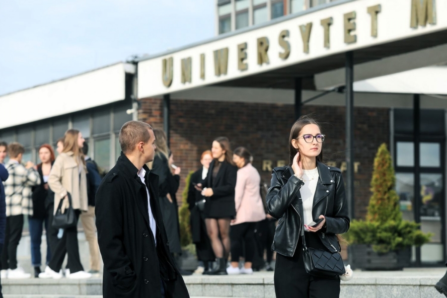 Grupa studentów stojących przed Aulą UMK