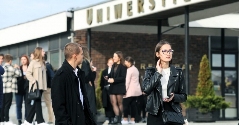 Grupa studentów stojących przed Aulą UMK