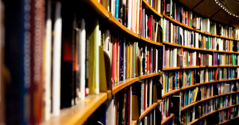 Widok na regały biblioteczne pełne książek