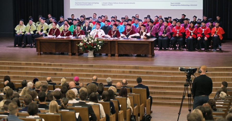 Zdjęcie z ubiegłorocznej inauguracji - na scenie auli siedzą rektorzy w togach, a za nimi członkowie senatu. Widać też fragment widowni
