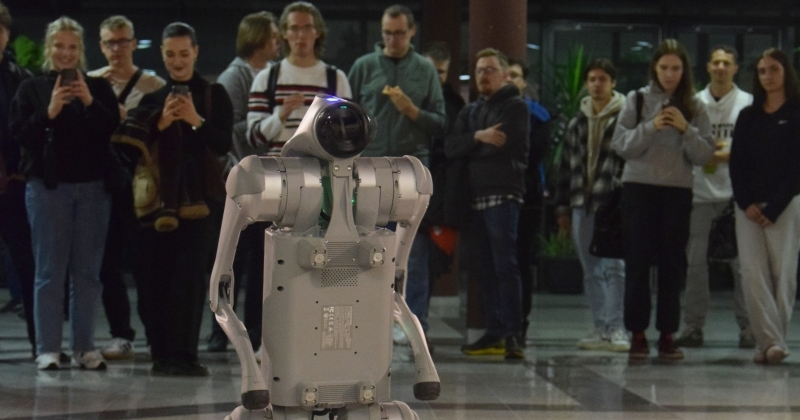 Robot Unitree na meetit.live.