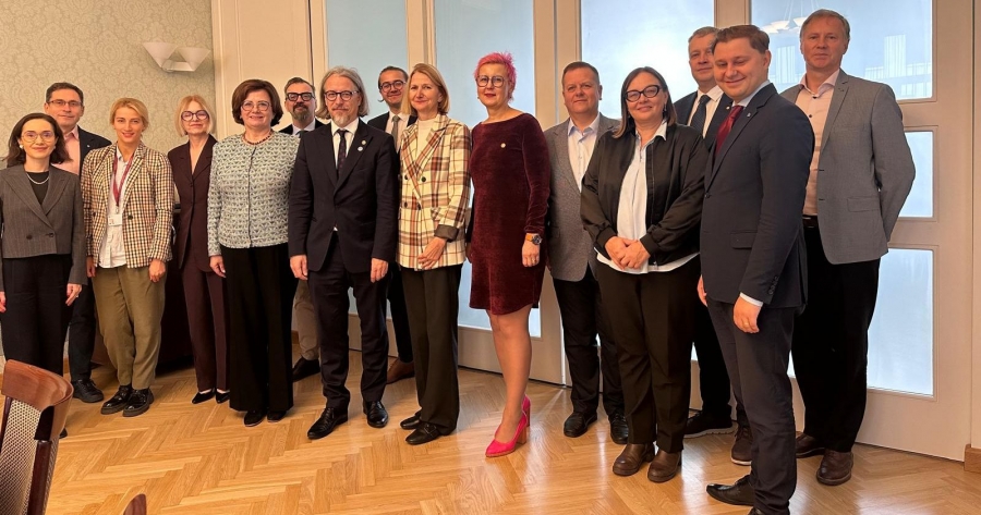 Delegacja z toruńskiego uniwersytetu pozuje z władzami Uniwersytetu Witolda Wielkiego w Kownie