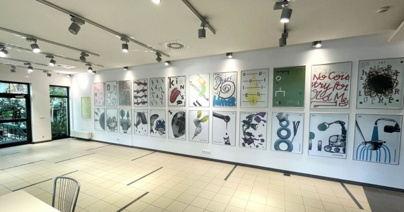 Zdjęcie prezentuje pierwszą wystawę w Galerii ctrl+plant, na ścianie w dwóch rzędach wiszą plakaty