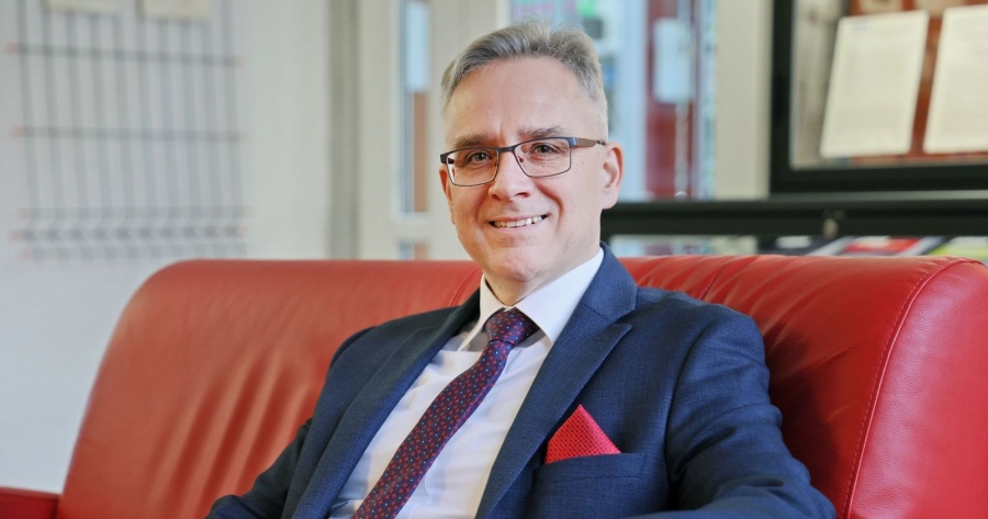 Portret prof. dr. hab. Macieja Zastempowskiego, kierownika Katedry Zarządzania Przedsiębiorstwem na Wydziale Nauk Ekonomiczynch i Zarządzania