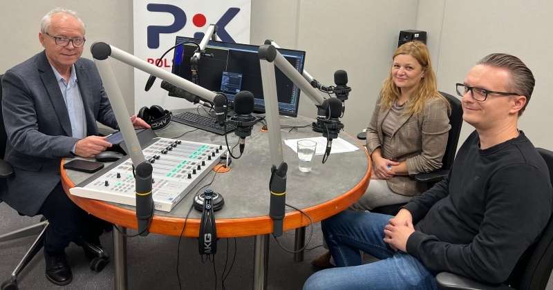A. Goroncy i A. Falkowski wraz z prowadzącym na nagraniu programu. 