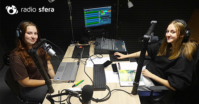 na zdjęciu 2 dziennikarki radiowe w studio przy mikrofonach