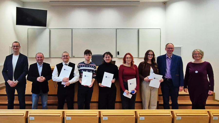 Nagrodzeni studenci za działalność organizacyjną wraz z opiekunami kół naukowych, Dziekanem WFAiIS oraz Prodziekan ds. Studenckich w Audytorium COK