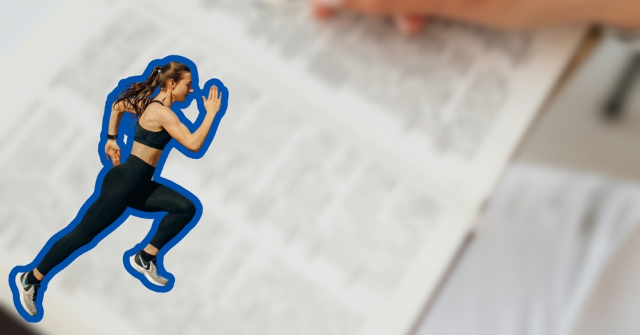 Na pierwszym planie kobieta biegnie w sportowym stroju. W tle ułożone są kartki ze słownika. 