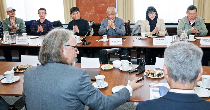 Ludzie siedzą za stołem konferencyjnym - widać sześ osób z Uniwersytetu Shih Hsin i dwie z UMK