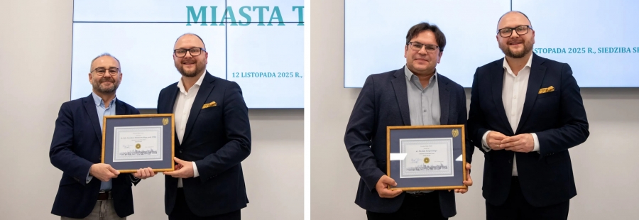 Dwa zdjęcia wykonane na tle telebimu - na każdym dwóch pozujących do zdjęcia mężczyzn w garniturach, trzymających oprawione akty powołania.