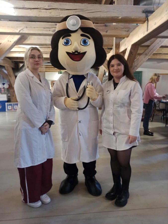 studentki podczas Bydgoskiego Festiwalu Nauki 