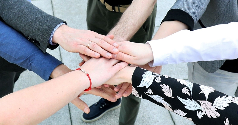 Siedem dłoni ułożonych jedna na drugiej