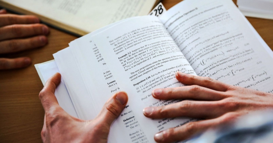 Dłonie trzymające otwartą książkę