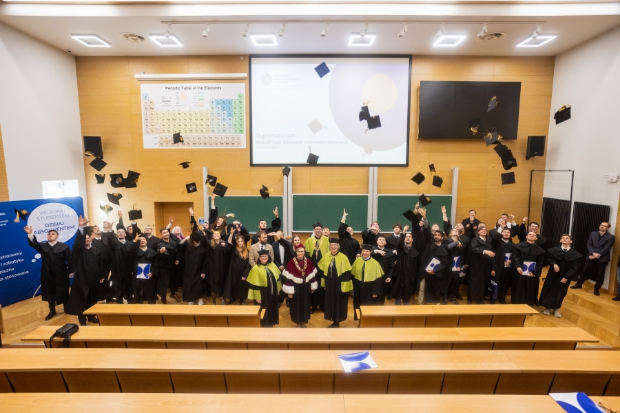 Studenci podrzucający birety w Audytorium Aleksandra Jabłońskiego