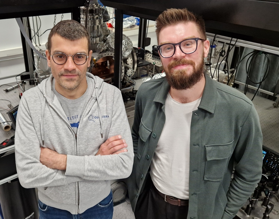 prof. dr hab. Piotr Wcisło i dr Hubert Jóźwiak w laboratorium 