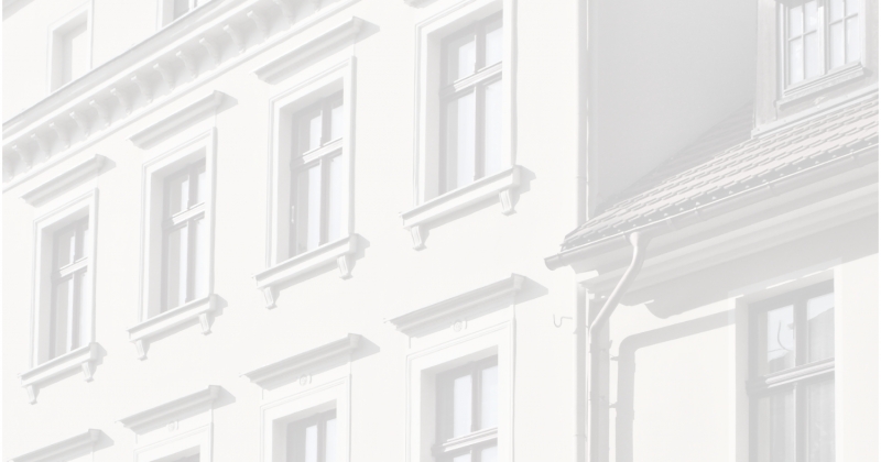 Zdjęcie przedstawia fasadę zabytkowego budynku. 