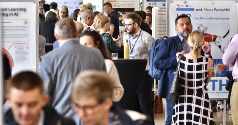 Zdjęcie grupowe podczas spotkania POB - ludzie w sytuacji nieformalnych rozmów